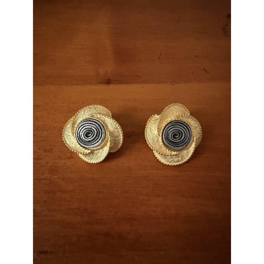 Vintage Gold Tone Scalloped Spiral Swirl Clip-On Earrings Retro Statement
